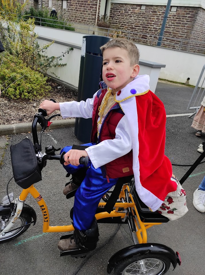 enfant en situation de handicap apprends à faire du vélo